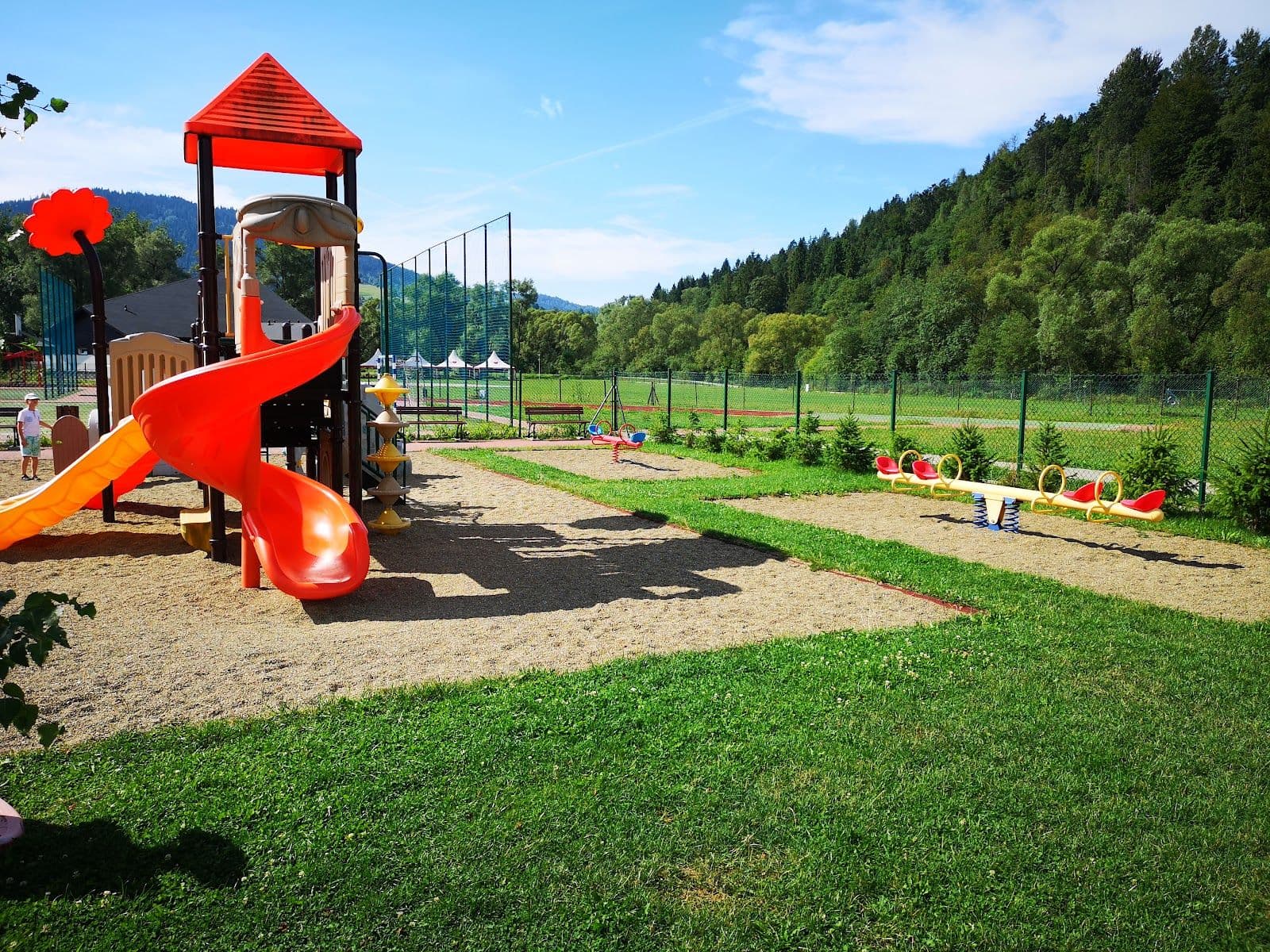 Plac zabaw przy szkole
