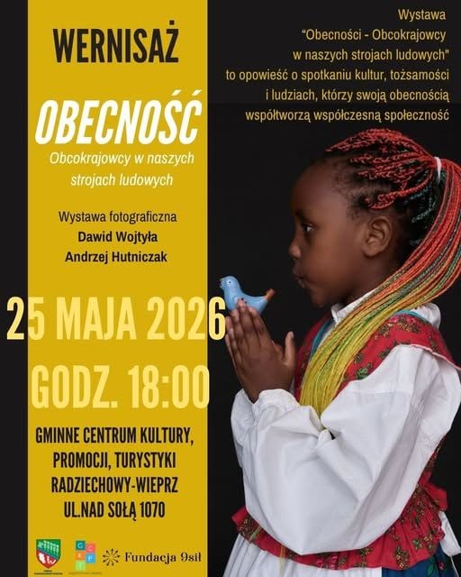 Wernisaż wystawy "Obecności" – obcokrajowcy w beskidzkich strojach ludowych w Radziechowach