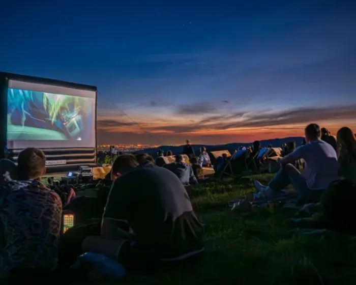 Kino plenerowe na Hali Skrzyczeńskiej w Szczyrku