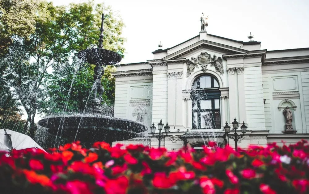 Potańcówka z muzyką latynoamerykańską przed Teatrem Polskim