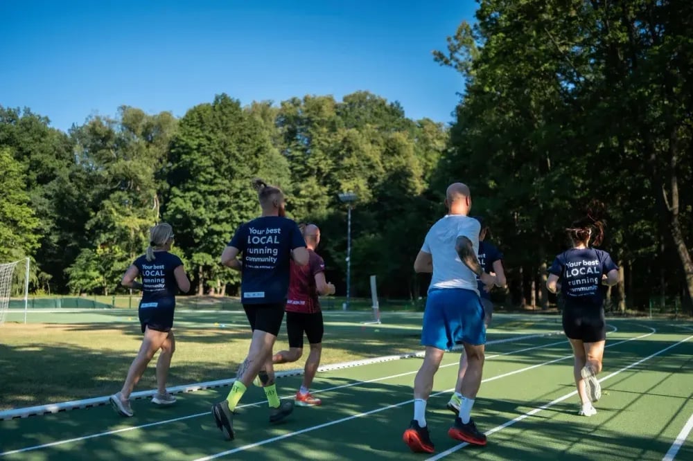 Trening biegowy RUNŻ na stadionie w Żywcu