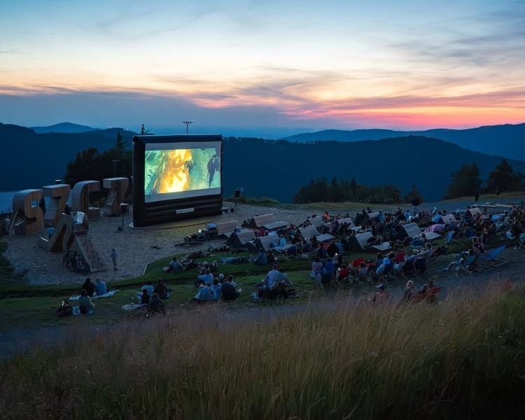 Plenerowe Kino na Hali Skrzyczeńskiej w Szczyrku