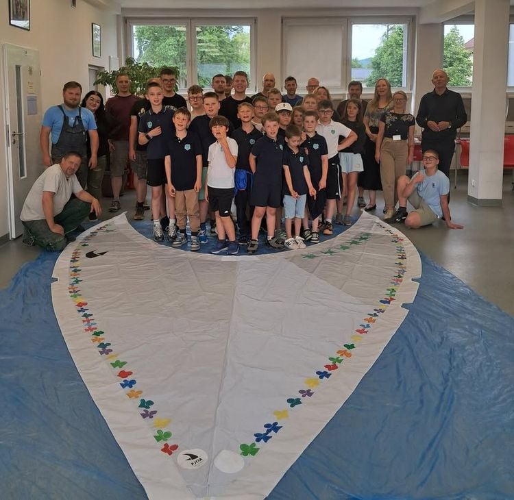 Wodowanie proa junior w Żywcu – łódź przyjaźni Vaiany