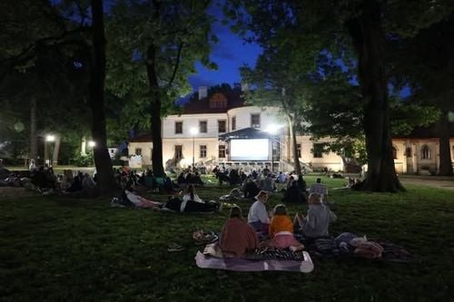 Plenerowy seans filmu "Hugo i jego wynalazek" w Kozach