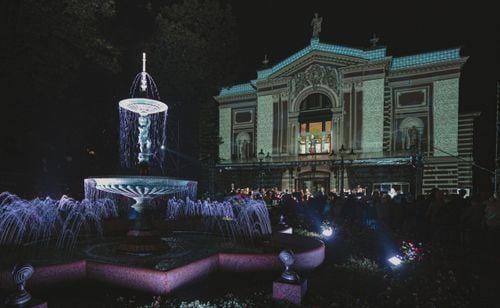 Koncert w oknie Teatru Polskiego z legendami polskiego rocka